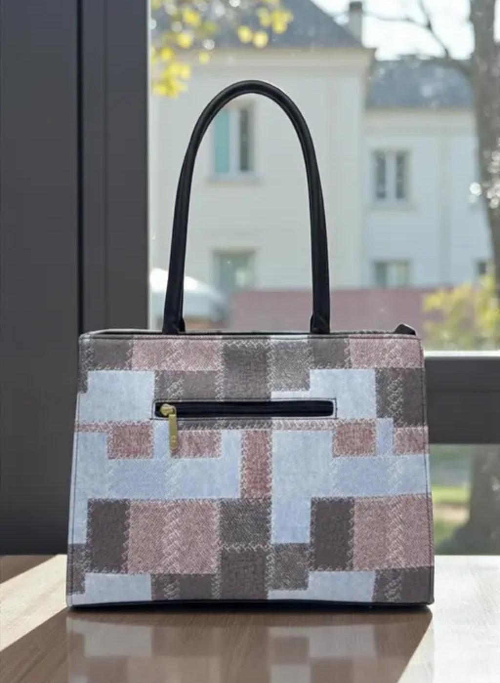 Textured trendy attractive handbag
